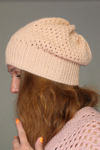 Bonnet Slouchy ajouré tricoté main en fil acrylique et laine peignée rose poudré