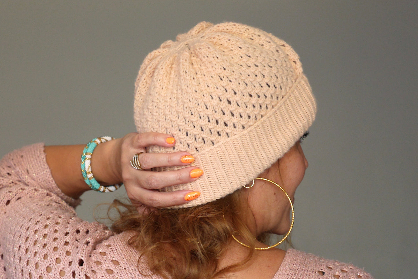 Bonnet Slouchy ajouré tricoté main en fil acrylique et laine peignée rose poudré