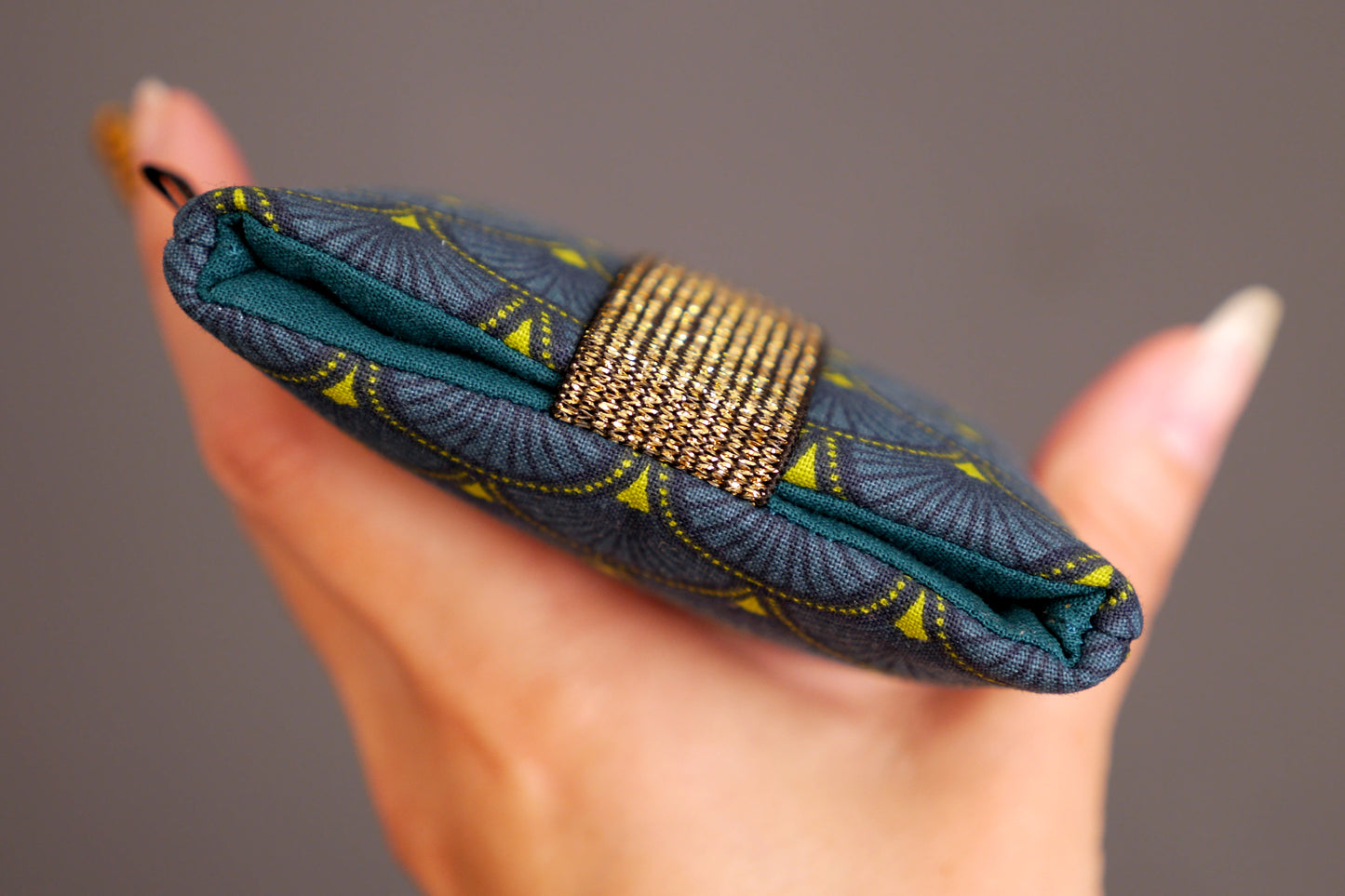 Housse écailles bleu marine iPhone, Samsung taille au choix étui téléphone portable tissu japonais graphique élastique doré