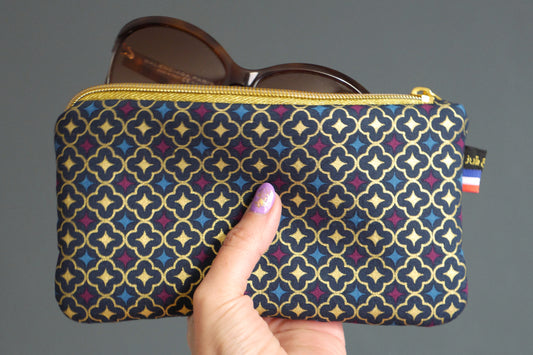 Trousse étui à lunettes en tissu motifs graphiques trèfles dorés bleu marine zip or