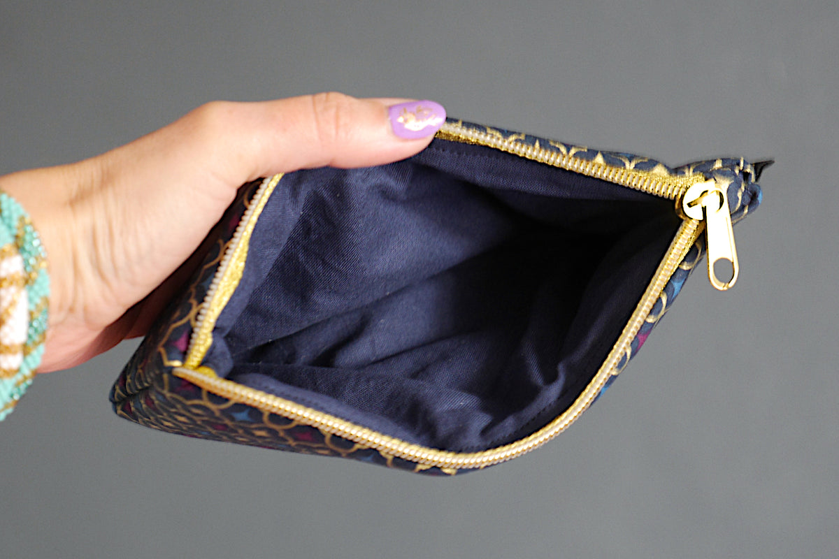 Trousse étui à lunettes en tissu motifs graphiques trèfles dorés bleu marine zip or