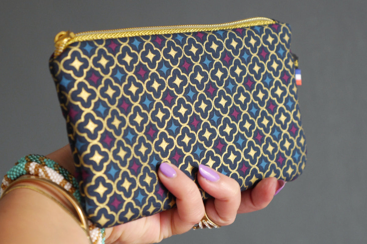 Trousse étui à lunettes en tissu motifs graphiques trèfles dorés bleu marine zip or