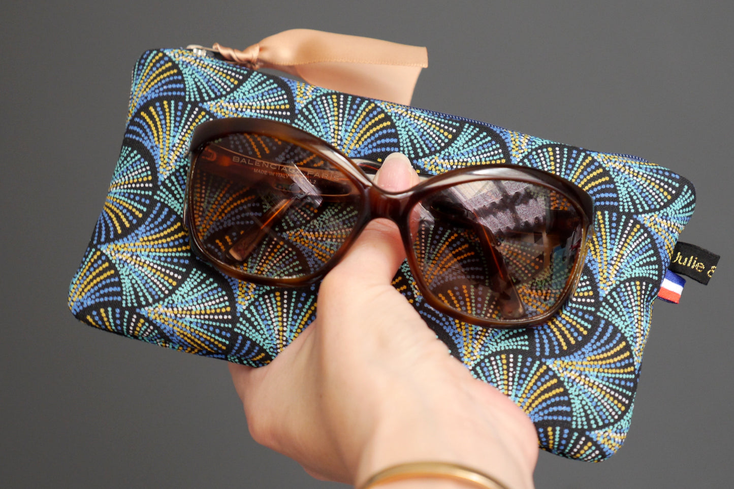 Trousse étui à lunettes en tissu motifs graphiques écailles plumes pointillés bleu turquoise et marine