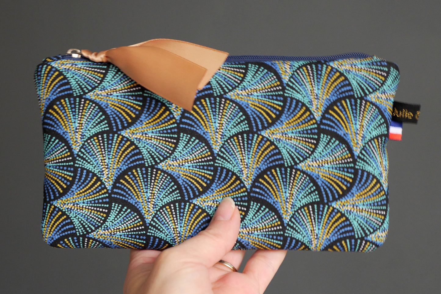 Trousse étui à lunettes en tissu motifs graphiques écailles plumes pointillés bleu turquoise et marine