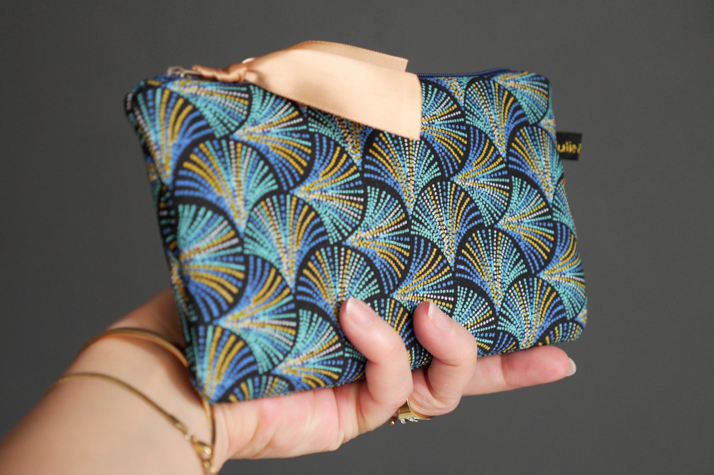 Trousse étui à lunettes en tissu motifs graphiques écailles plumes pointillés bleu turquoise et marine