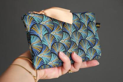 Trousse étui à lunettes en tissu motifs graphiques écailles plumes pointillés bleu turquoise et marine