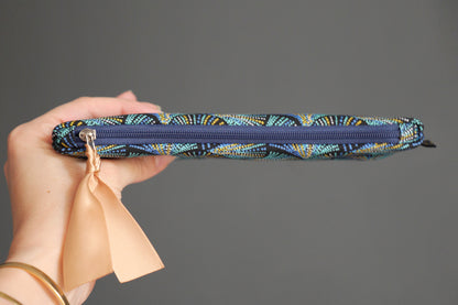 Trousse étui à lunettes en tissu motifs graphiques écailles plumes pointillés bleu turquoise et marine