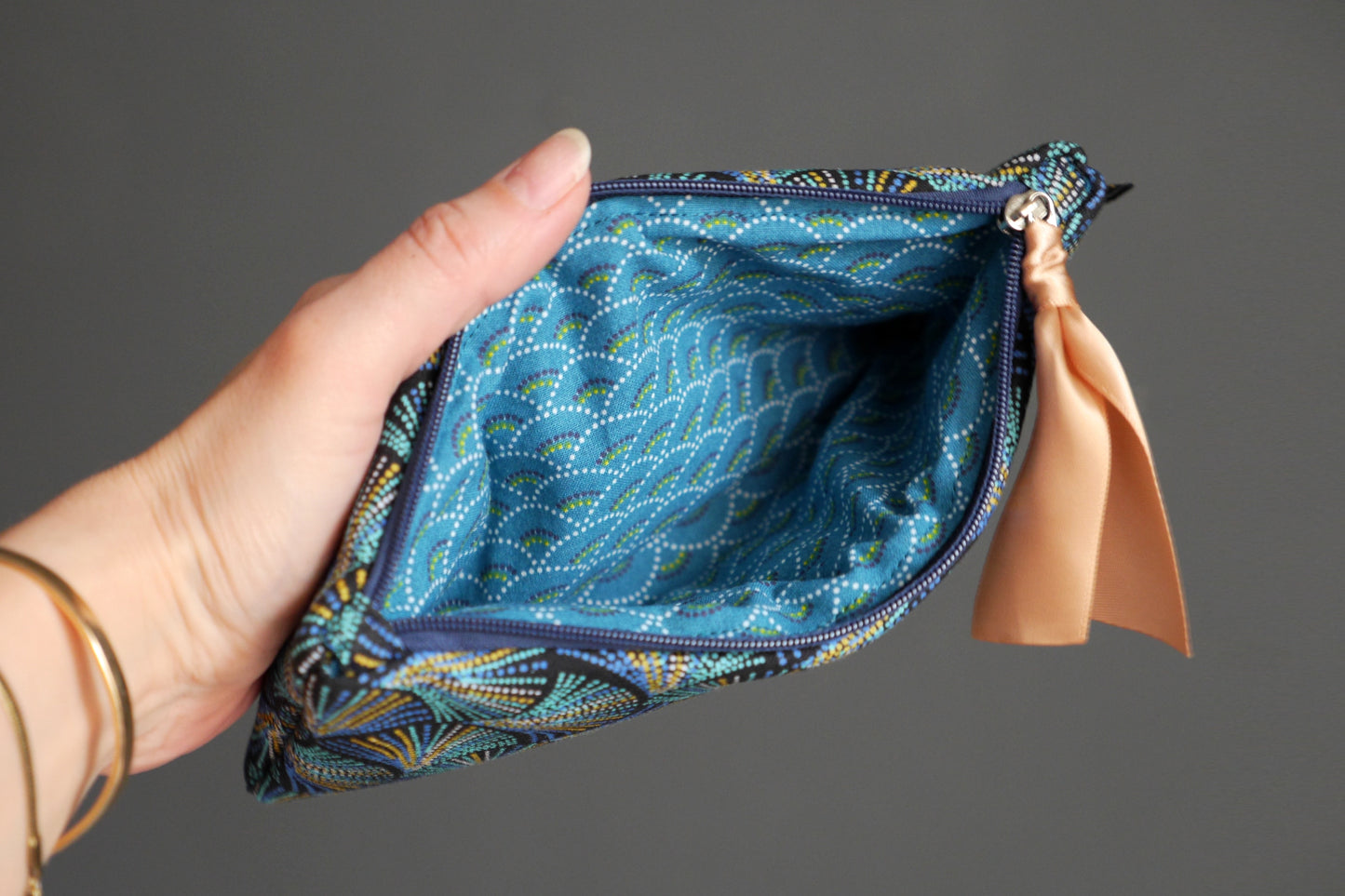 Trousse étui à lunettes en tissu motifs graphiques écailles plumes pointillés bleu turquoise et marine