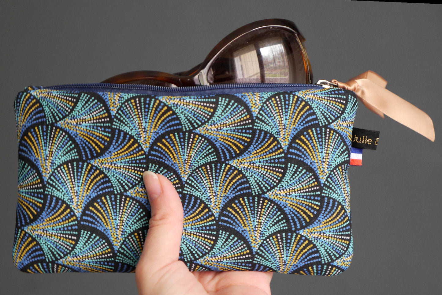 Trousse étui à lunettes en tissu motifs graphiques écailles plumes pointillés bleu turquoise et marine