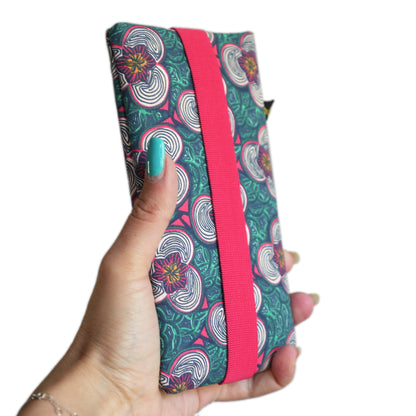 Housse chaussette tous téléphones Samsung S22 / S22+, iPhone 14 Pro / 14 Pro Max, taille au choix fleurs coloré fond bleu vert