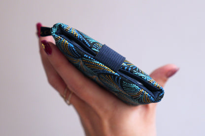 Housse chaussette tous téléphones tissu écailles plumes pointillés bleu turquoise taille au choix étui portable élastique marine