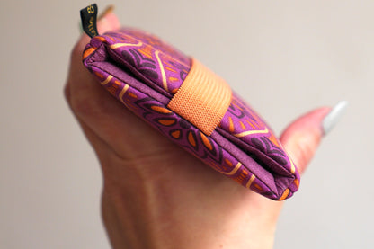 Housse téléphone chaussette imperméable Samsung S24 / S24+, iPhone 15 Pro / 15 Pro Max, taille au choix tissu enduit fleurs de lotus violet et orange