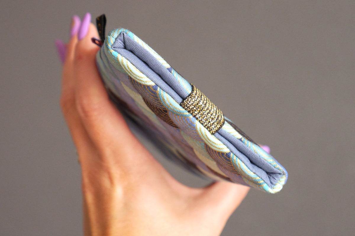 Housse tissu japonais chaussette tous téléphones écailles bleu or taille au choix étui portable élastique