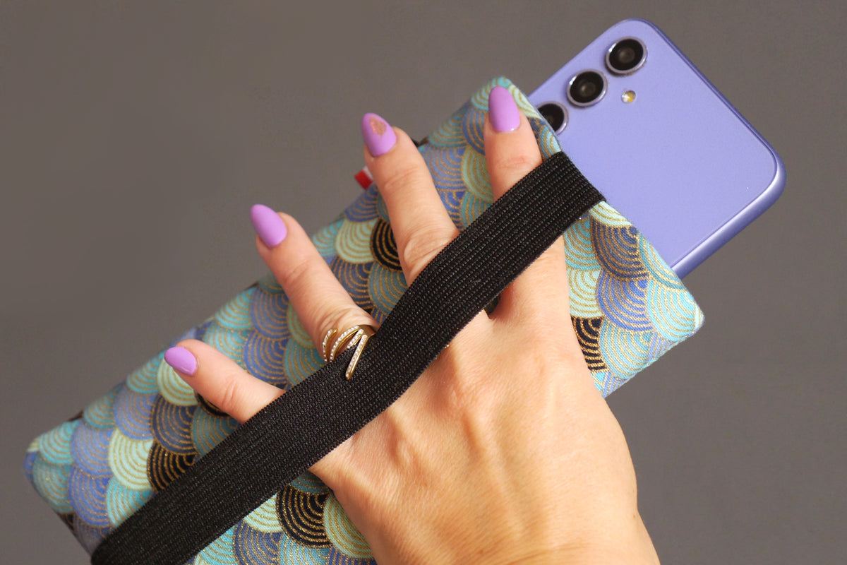 Housse tissu japonais chaussette tous téléphones écailles bleu or taille au choix étui portable élastique