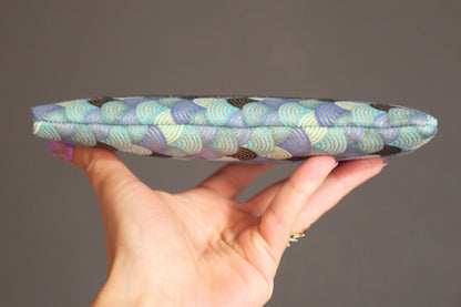 Housse tissu japonais chaussette tous téléphones écailles bleu or taille au choix étui portable élastique