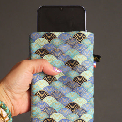 Housse tissu japonais chaussette tous téléphones écailles bleu or taille au choix étui portable élastique