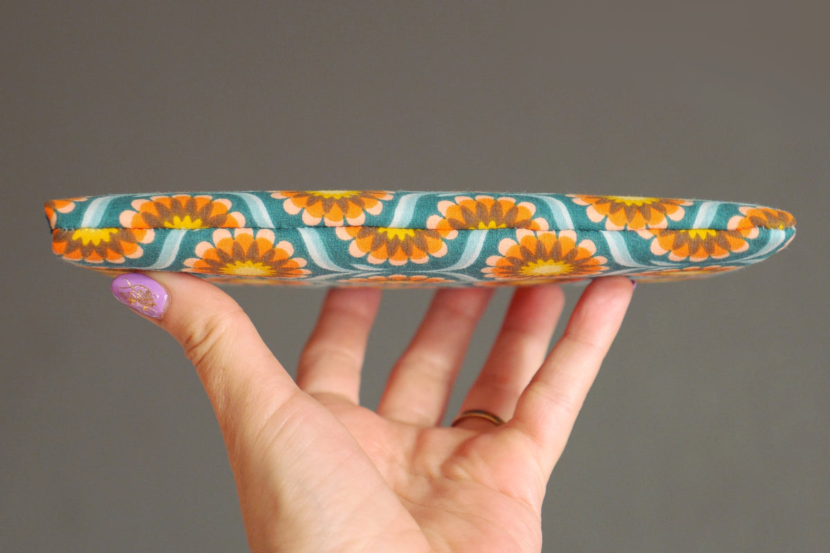 Housse chaussette tournesols tous téléphones tissu fleurs sur fond bleu pétrole taille au choix étui portable élastique jaune