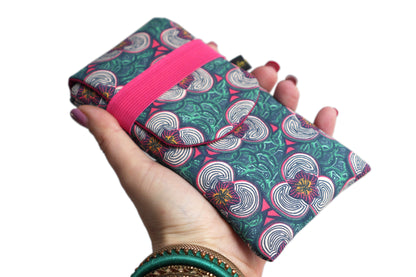 Housse rabat tous téléphones Samsung S22 / S22+, iPhone 14 Pro / 14 Pro Max, taille au choix fleurs coloré fond bleu vert
