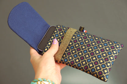 Housse rabat tous téléphones tissu trèfles doré bleu marine taille au choix étui portable
