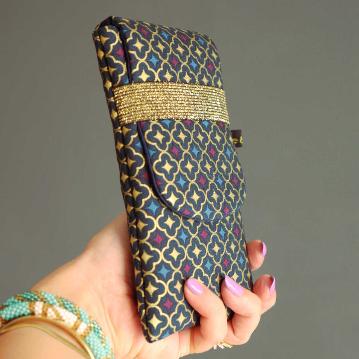 Housse rabat tous téléphones tissu trèfles doré bleu marine taille au choix étui portable