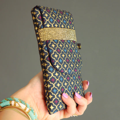 Housse rabat tous téléphones tissu trèfles doré bleu marine taille au choix étui portable