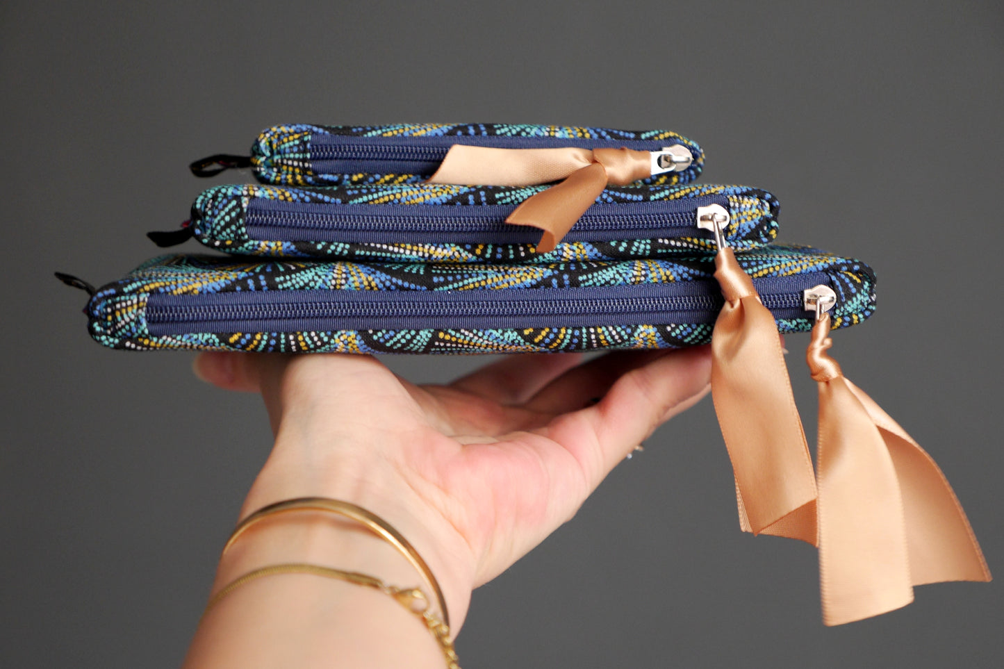 Lot de 3 pochettes : étui à lunettes, porte-monnaie et mini porte-monnaie en tissu motifs graphiques écailles plumes pointillés bleu turquoise et marine