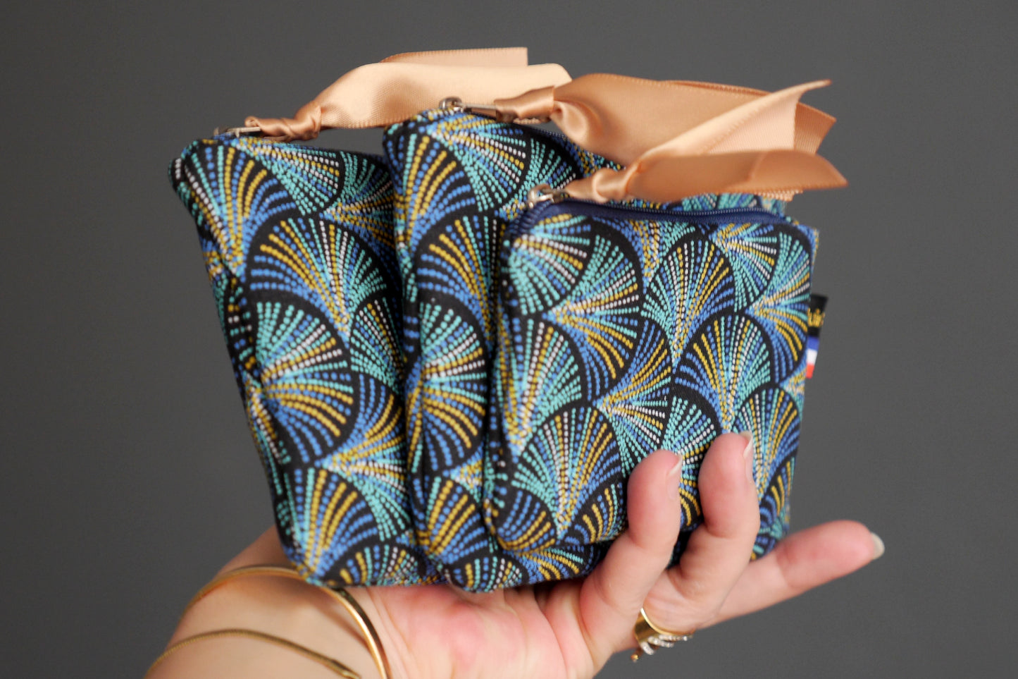 Lot de 3 pochettes : étui à lunettes, porte-monnaie et mini porte-monnaie en tissu motifs graphiques écailles plumes pointillés bleu turquoise et marine