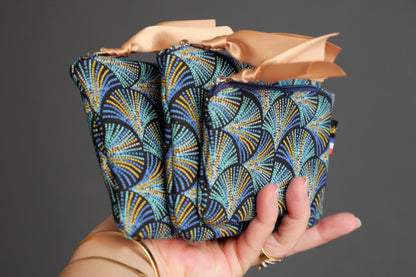 Lot de 3 pochettes : étui à lunettes, porte-monnaie et mini porte-monnaie en tissu motifs graphiques écailles plumes pointillés bleu turquoise et marine