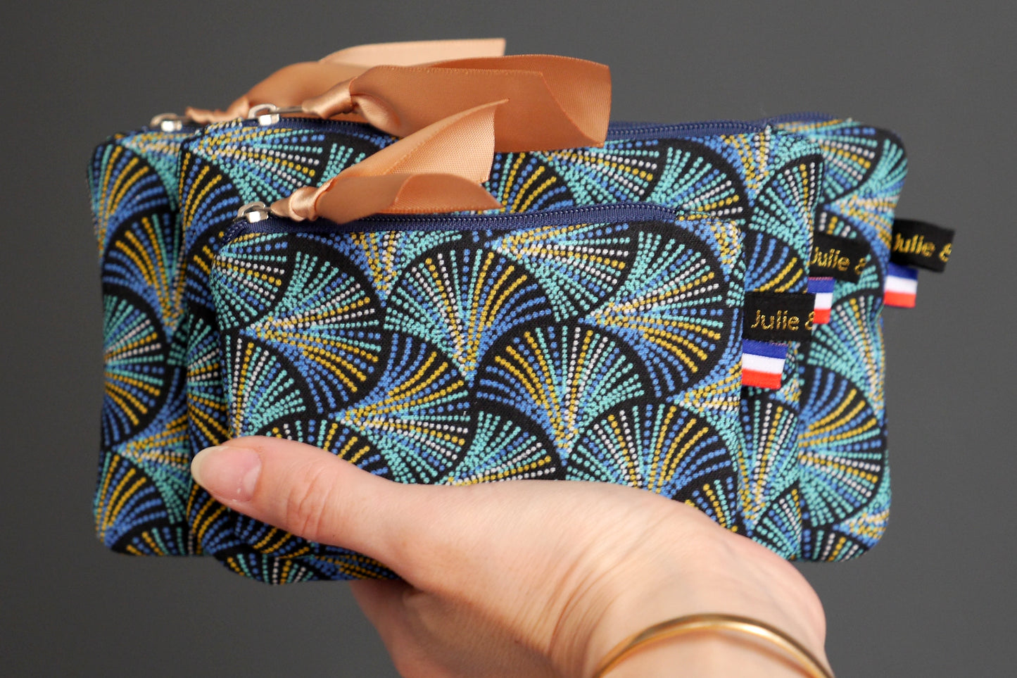 Lot de 3 pochettes : étui à lunettes, porte-monnaie et mini porte-monnaie en tissu motifs graphiques écailles plumes pointillés bleu turquoise et marine