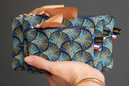 Lot de 3 pochettes : étui à lunettes, porte-monnaie et mini porte-monnaie en tissu motifs graphiques écailles plumes pointillés bleu turquoise et marine