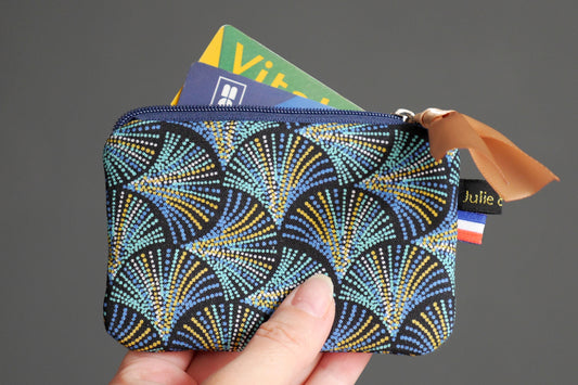 Mini porte-monnaie en tissu motifs graphiques écailles plumes pointillés bleu turquoise et marine