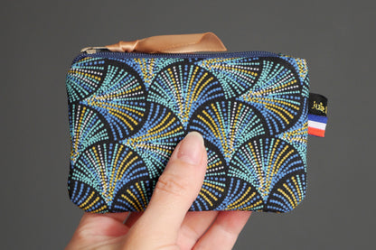 Mini porte-monnaie en tissu motifs graphiques écailles plumes pointillés bleu turquoise et marine