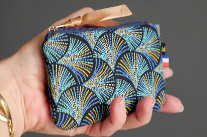 Mini porte-monnaie en tissu motifs graphiques écailles plumes pointillés bleu turquoise et marine