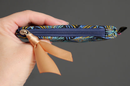 Mini porte-monnaie en tissu motifs graphiques écailles plumes pointillés bleu turquoise et marine