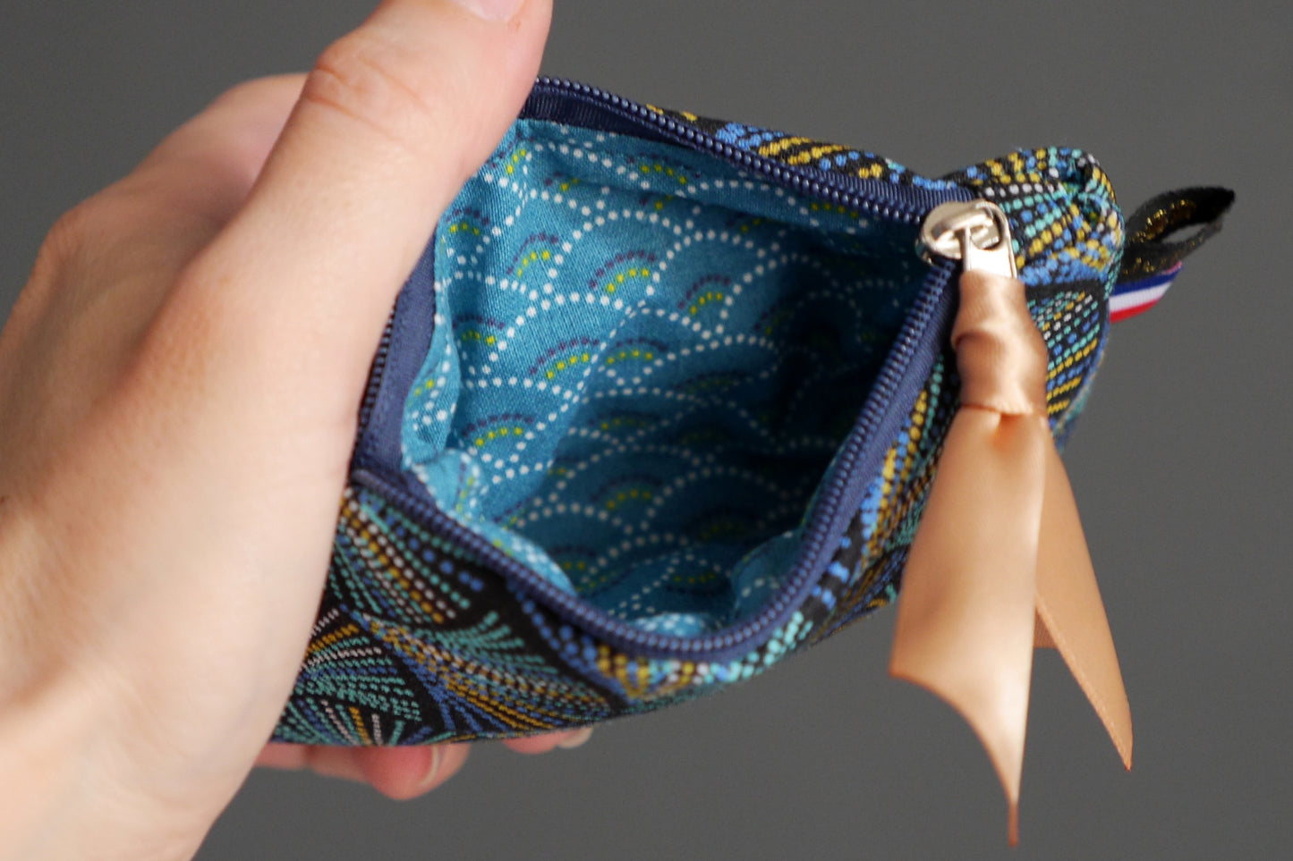 Mini porte-monnaie en tissu motifs graphiques écailles plumes pointillés bleu turquoise et marine