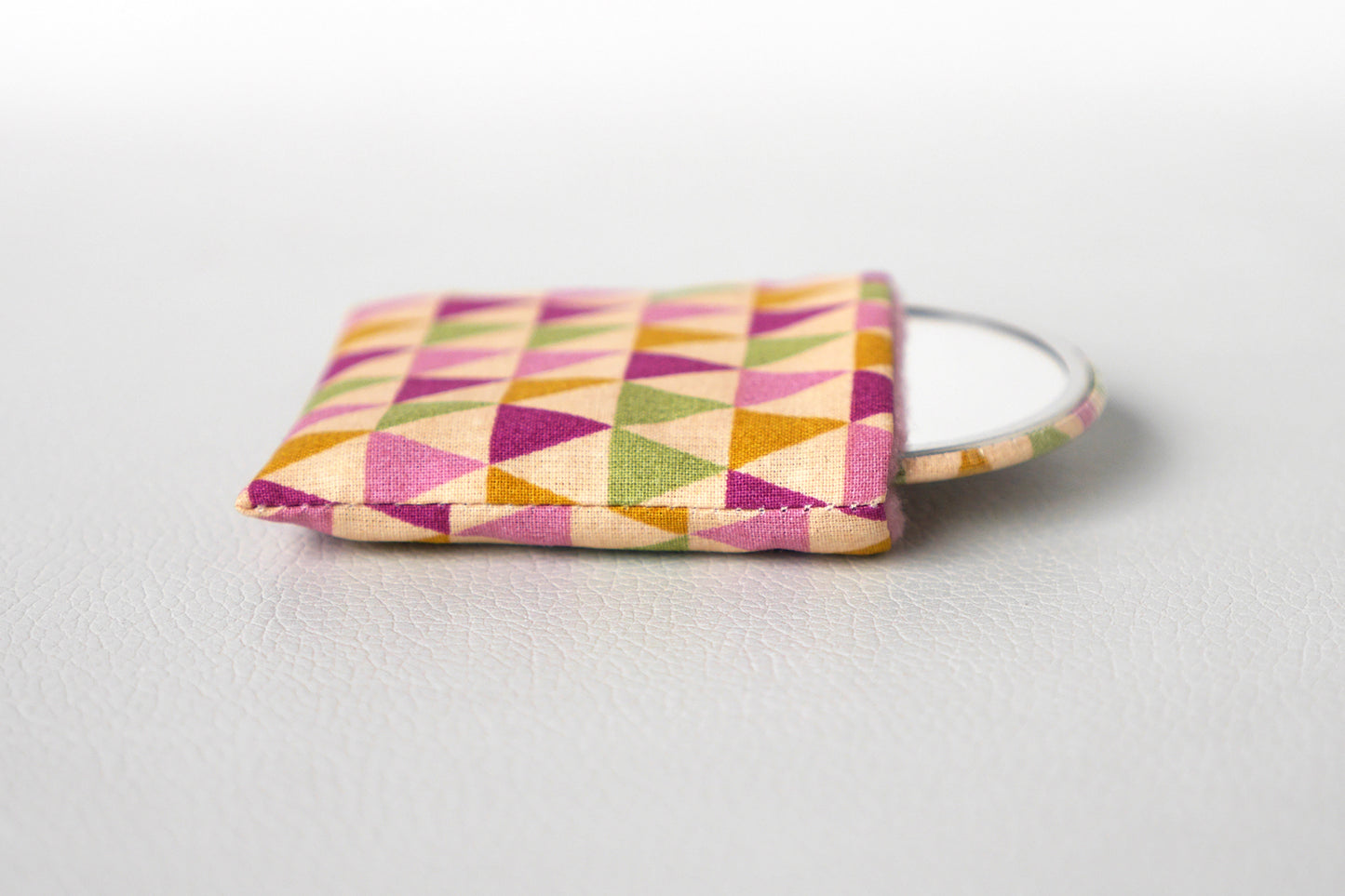 Miroir de poche rond 56mm et son étui tissu formes géométriques triangles colorés