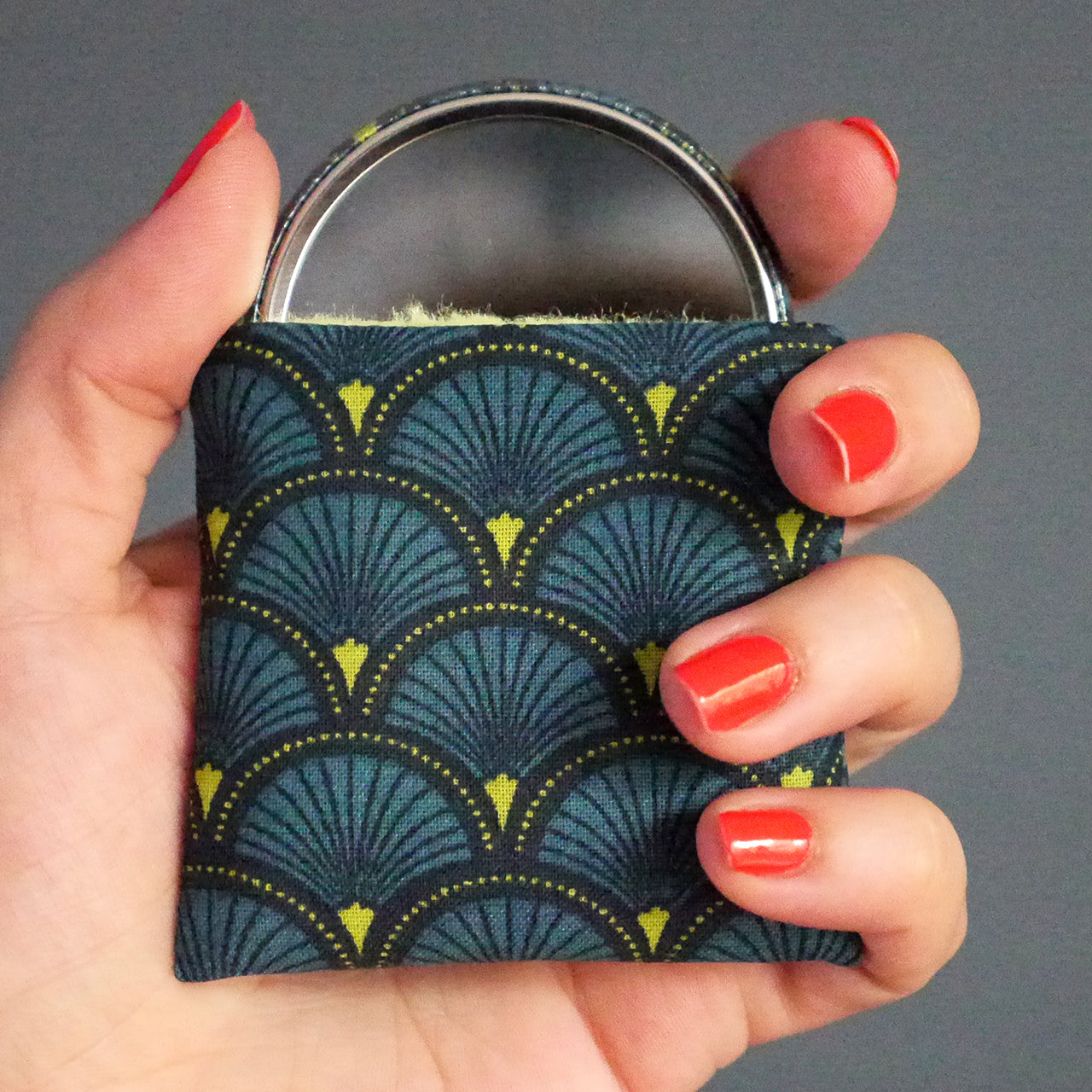 Miroir de poche rond 56mm et son étui assorti en tissu motifs écailles bleu foncé et vert flashy