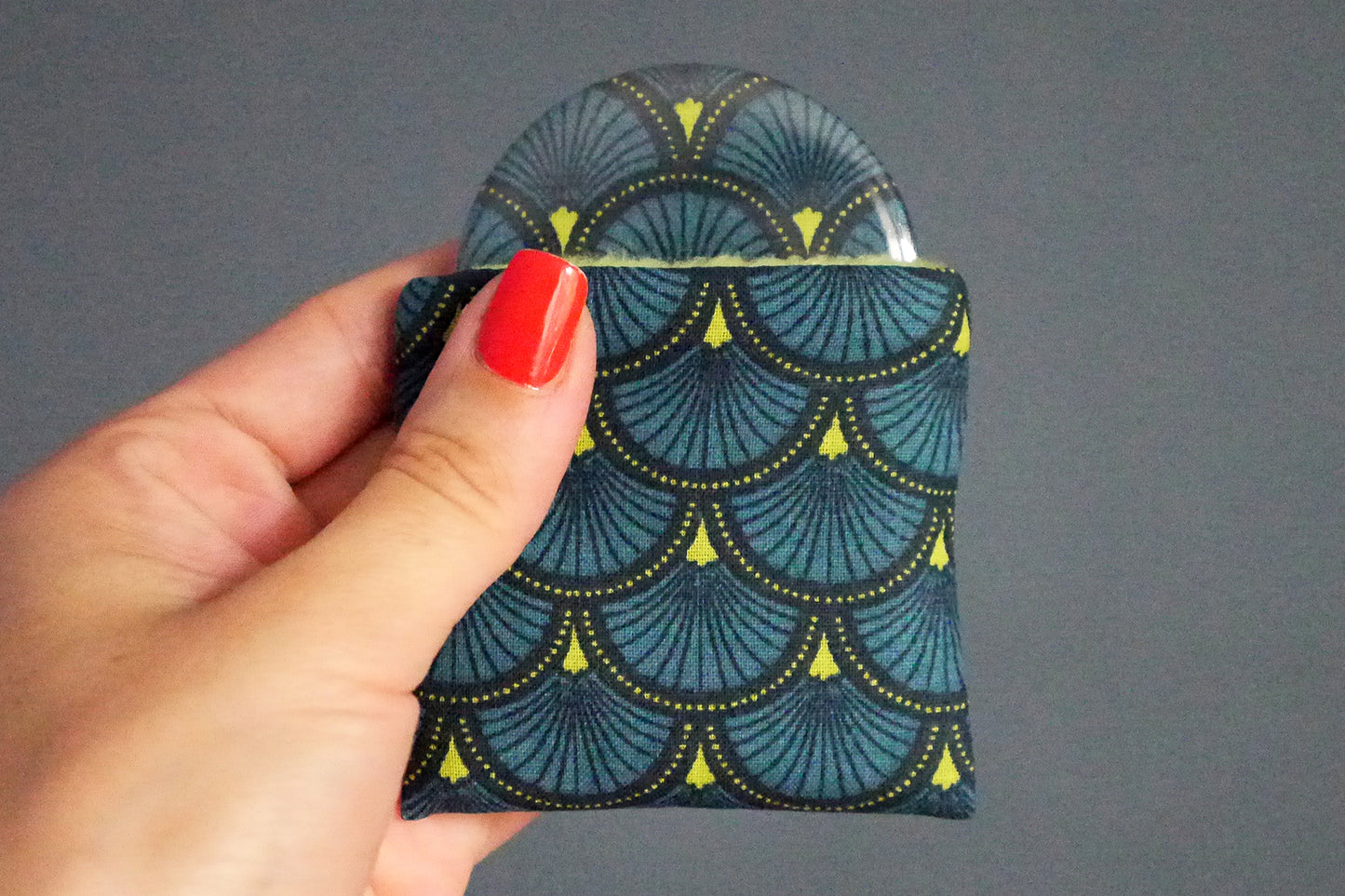 Miroir de poche rond 56mm et son étui assorti en tissu motifs écailles bleu foncé et vert flashy