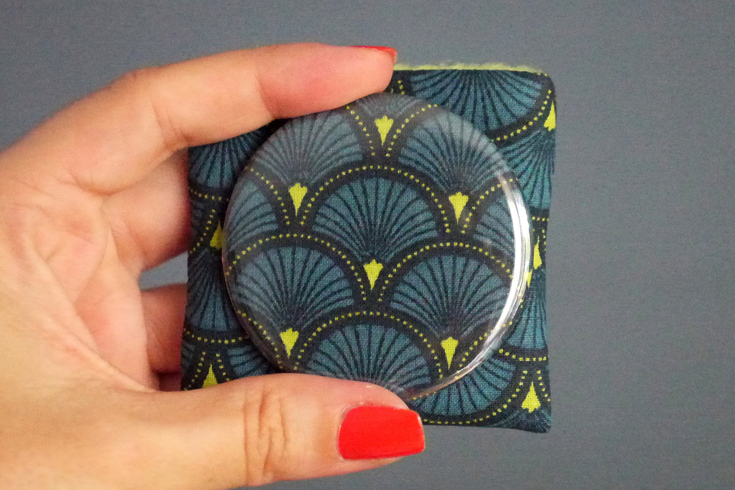 Miroir de poche rond 56mm et son étui assorti en tissu motifs écailles bleu foncé et vert flashy