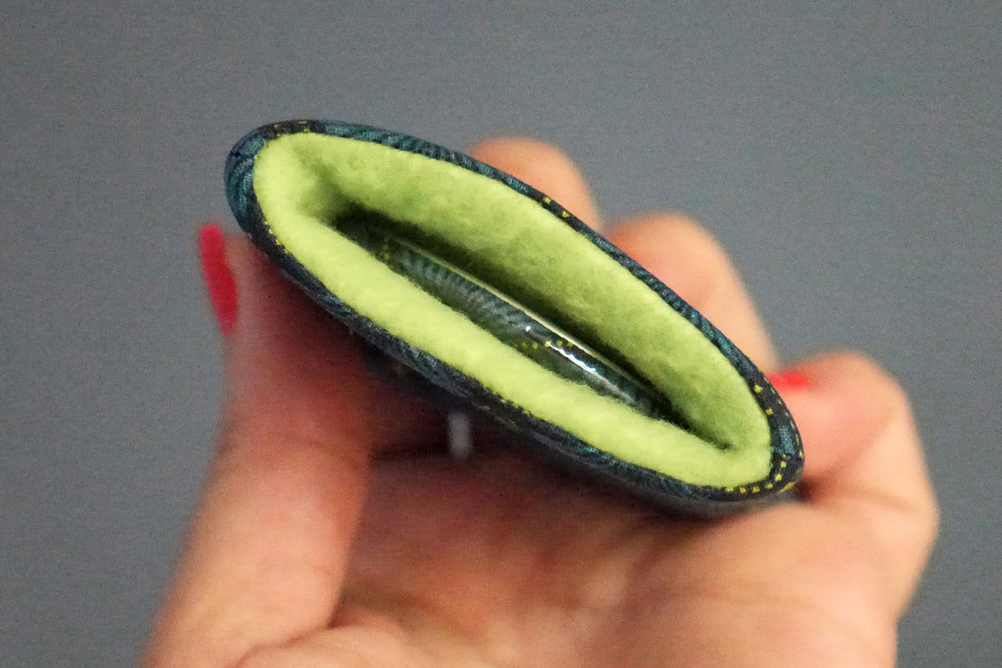 Miroir de poche rond 56mm et son étui assorti en tissu motifs écailles bleu foncé et vert flashy