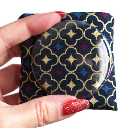 Miroir de poche rond 56mm et son étui assorti en tissu motifs dorés et bleu marine mosaïque