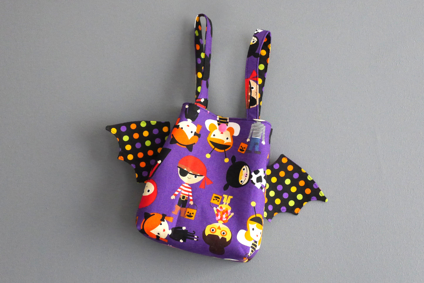 Sac Halloween panier à bonbons tissus violet enfants déguisé ailes de chauve-souris princesse fée pirate friandises amusant original porté poignet