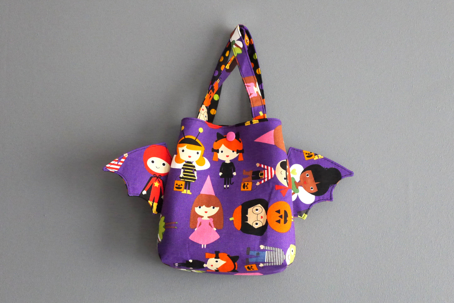 Sac Halloween panier à bonbons tissus violet enfants déguisé ailes de chauve-souris princesse fée pirate friandises amusant original porté poignet