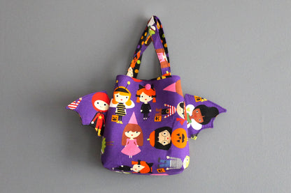 Sac Halloween panier à bonbons tissus violet enfants déguisé ailes de chauve-souris princesse fée pirate friandises amusant original porté poignet