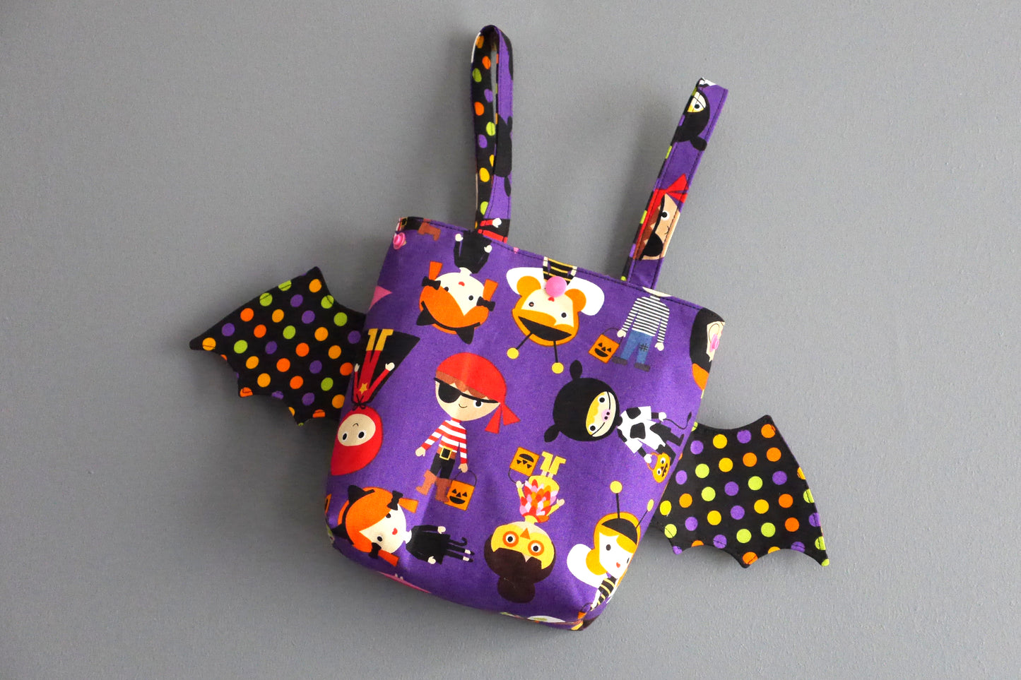 Sac Halloween panier à bonbons tissus violet enfants déguisé ailes de chauve-souris princesse fée pirate friandises amusant original porté poignet