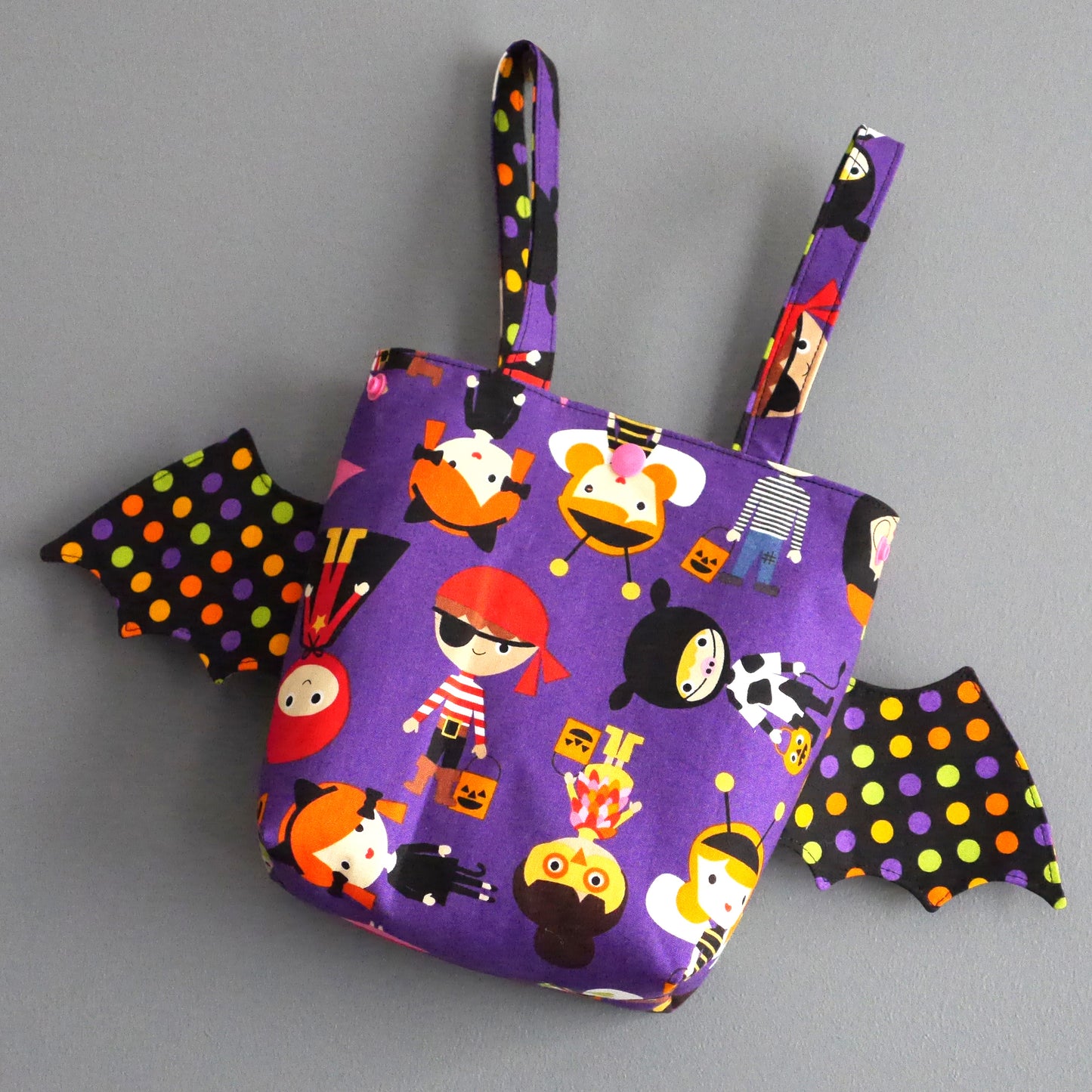 Sac Halloween panier à bonbons tissus violet enfants déguisé ailes de chauve-souris princesse fée pirate friandises amusant original porté poignet