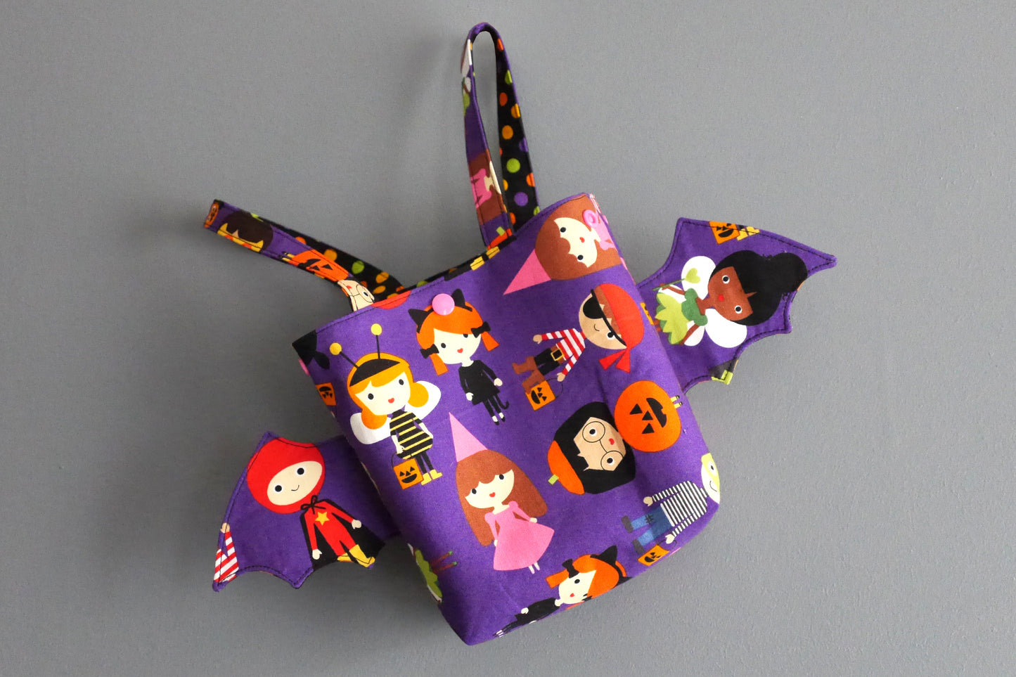 Sac Halloween panier à bonbons tissus violet enfants déguisé ailes de chauve-souris princesse fée pirate friandises amusant original porté poignet