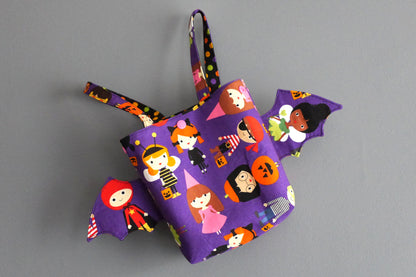 Sac Halloween panier à bonbons tissus violet enfants déguisé ailes de chauve-souris princesse fée pirate friandises amusant original porté poignet