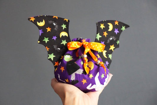 Petit pochon halloween à garnir à offrir fête enfant bonbons friandises ruban monstres ailes de chauve-souris décoration tissu réversible