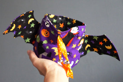 Petit pochon halloween à garnir à offrir fête enfant bonbons friandises ruban monstres ailes de chauve-souris décoration tissu réversible